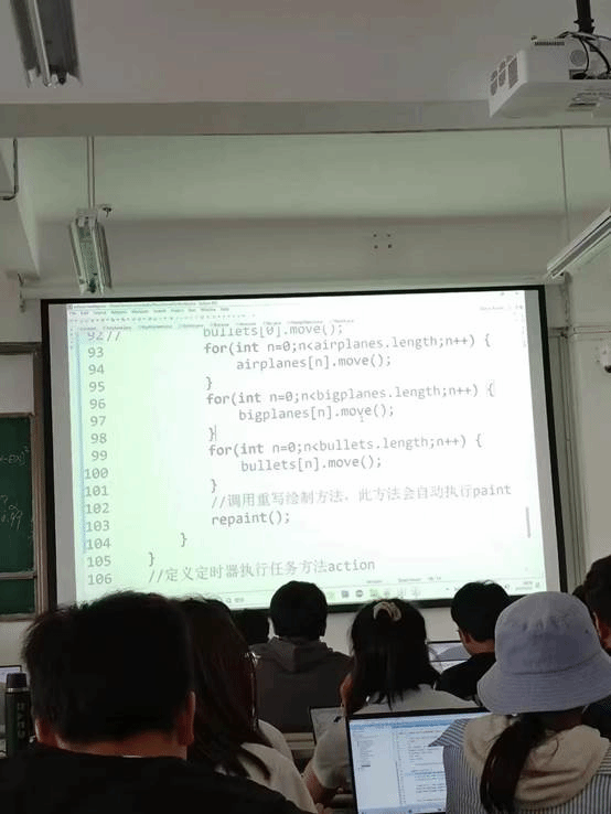 一群人在台上演讲描述已自动生成